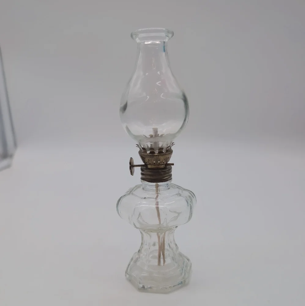 Vintage 7in Elegant Clear Glass Oil Lamp